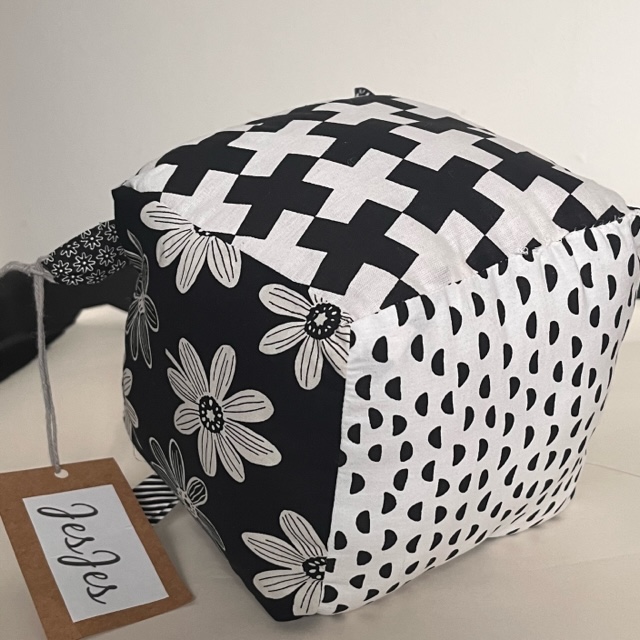 Baby's first kubus zwart-wit '3'